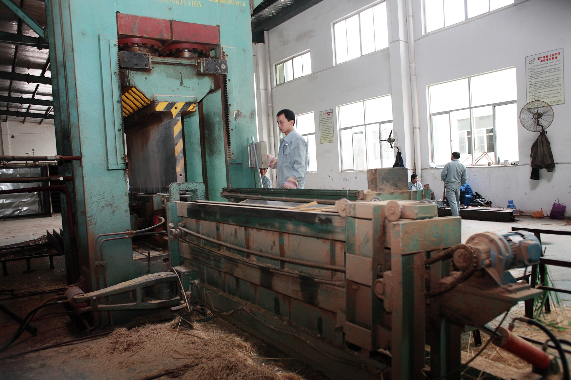 竹纖維地板（戶外板）半成品車(chē)間